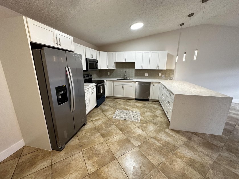 Renovated townhome in great community. Amazing location, easy - photo 2