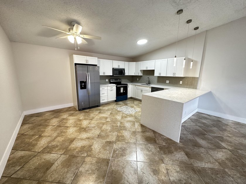 Renovated townhome in great community. Amazing location, easy - photo 3