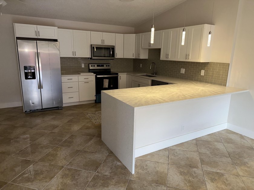 Renovated townhome in great community. Amazing location, easy - photo 6