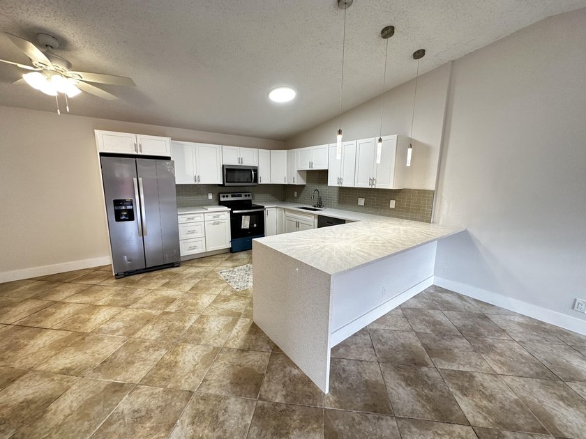 Renovated townhome in great community. Amazing location, easy - photo 7