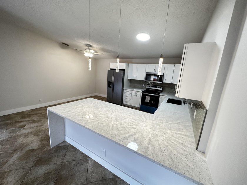 Renovated townhome in great community. Amazing location, easy - photo 9