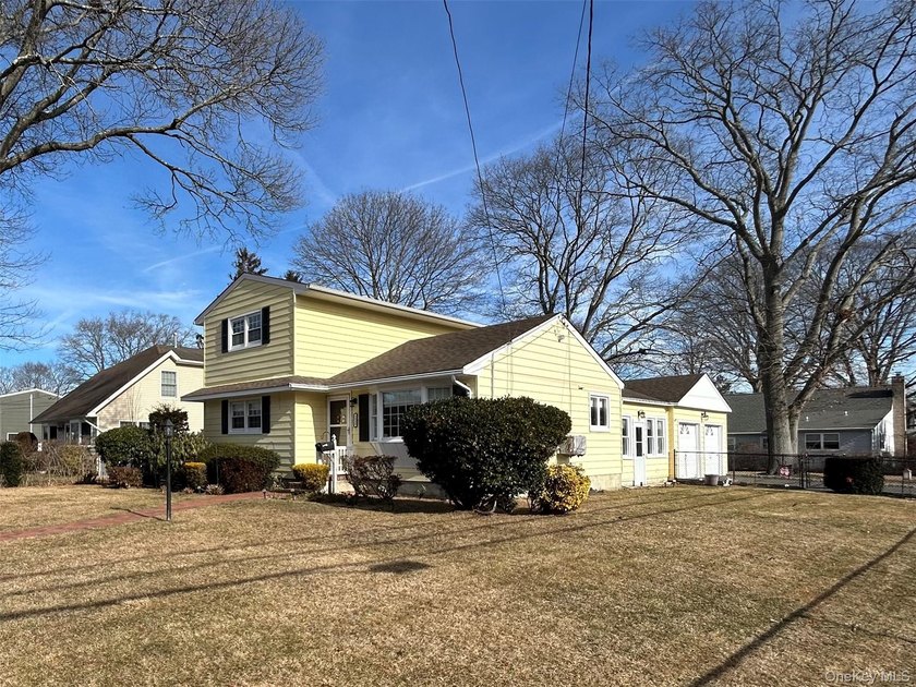 Beautifully maintained custom built expanded ranch with 2 car - photo 2