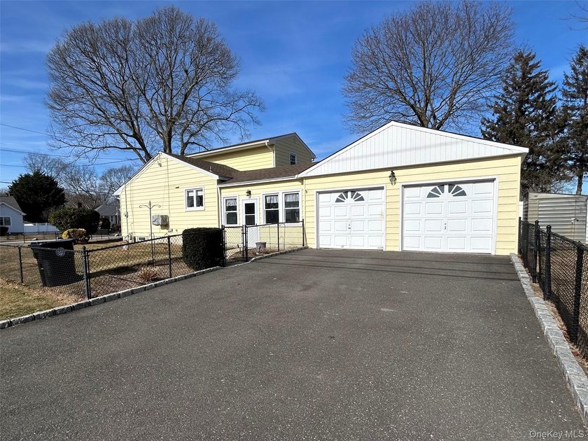 Beautifully maintained custom built expanded ranch with 2 car - photo 4