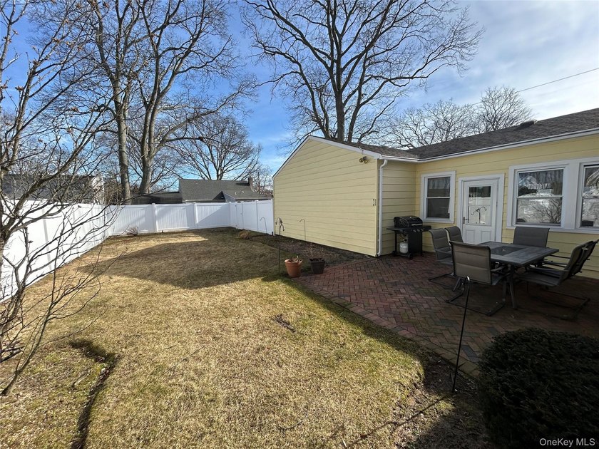 Beautifully maintained custom built expanded ranch with 2 car - photo 5