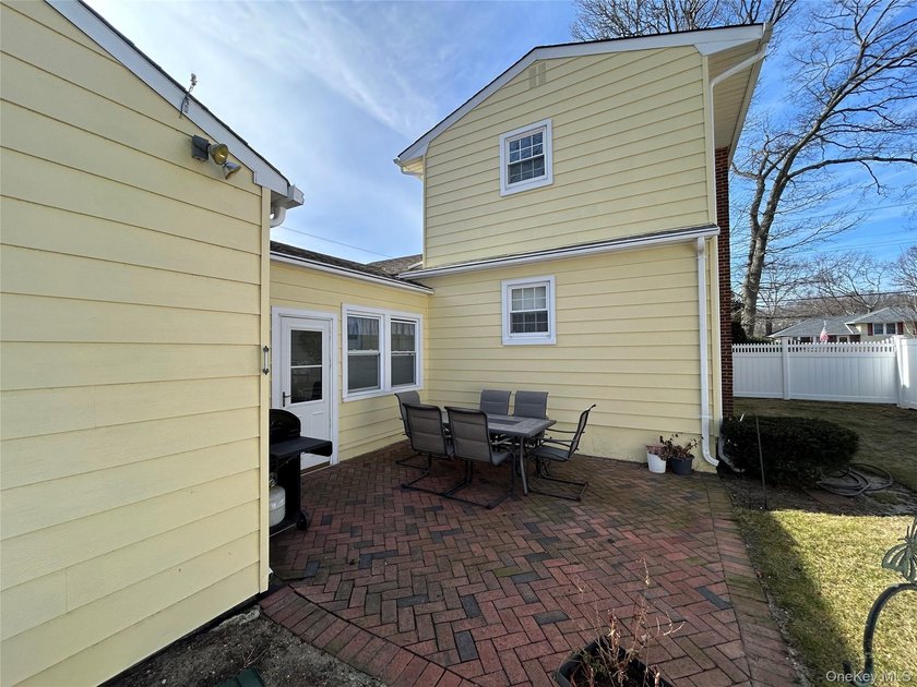 Beautifully maintained custom built expanded ranch with 2 car - photo 6
