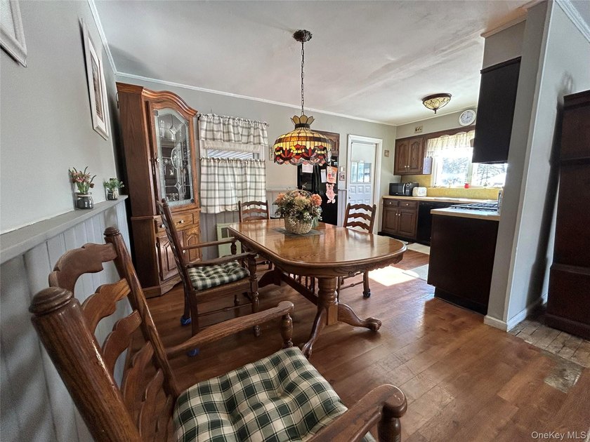 Beautifully maintained custom built expanded ranch with 2 car - photo 7