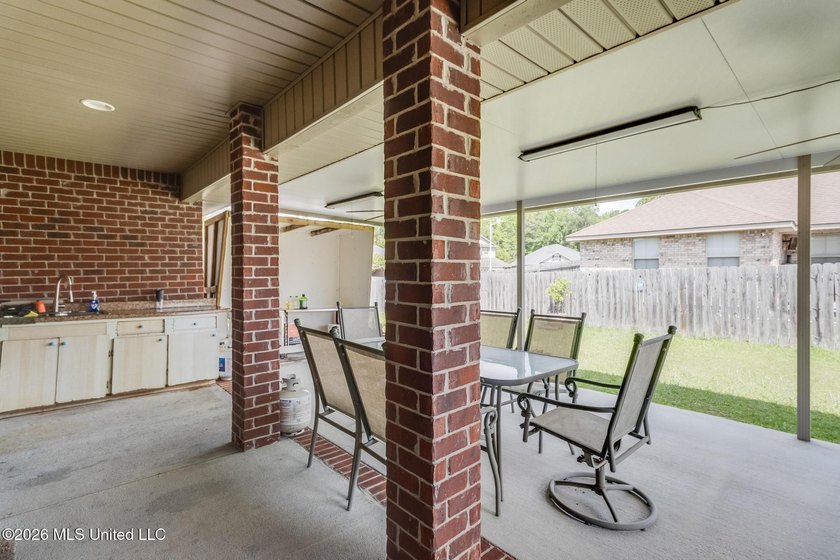 Welcome to 18028 Canal Landing Drive in Canal Crossing! This - photo 22
