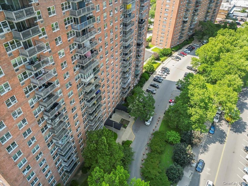 Step into this beautiful one-bedroom in a high rise building - photo 22
