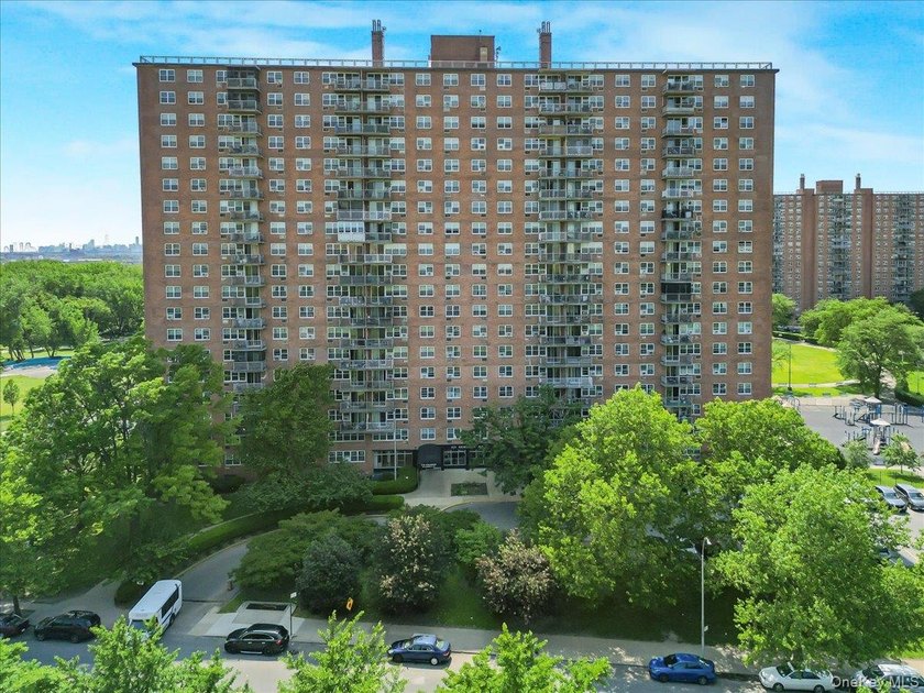 Step into this beautiful one-bedroom in a high rise building - photo 23