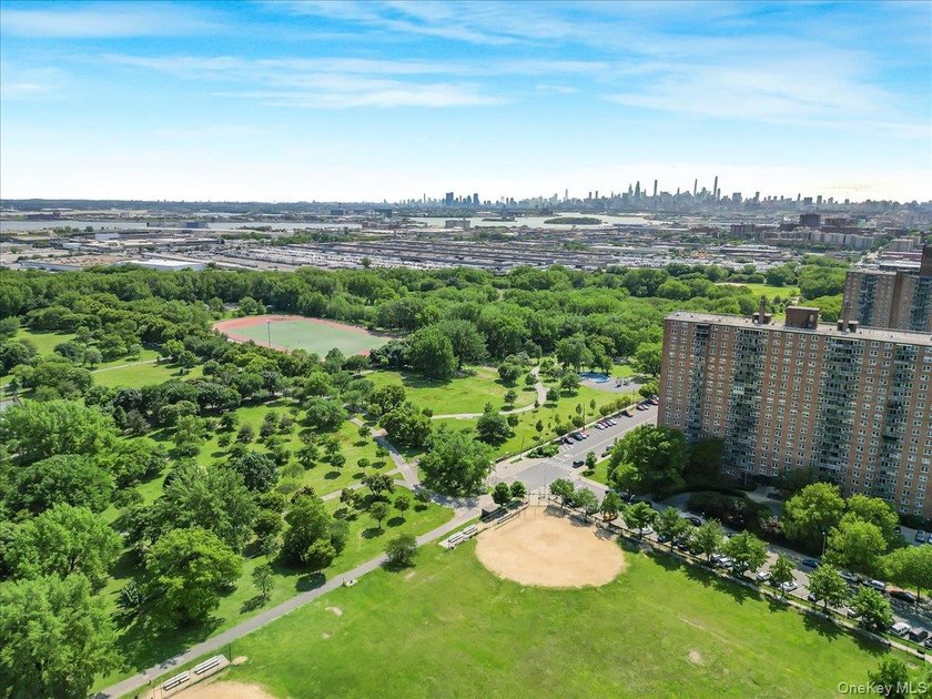 Step into this beautiful one-bedroom in a high rise building - photo 24