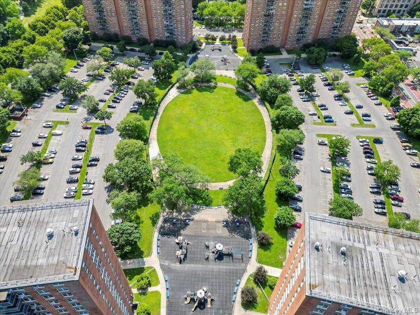 Step into this beautiful one-bedroom in a high rise building - photo 27