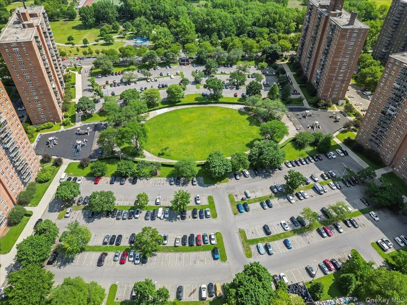 Step into this beautiful one-bedroom in a high rise building - photo 28