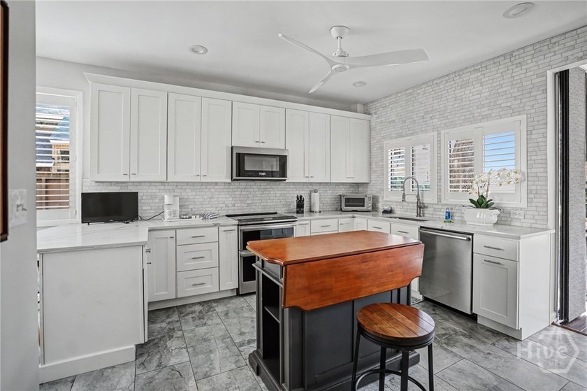 This beautifully updated end-unit condo offers the perfect - photo 9