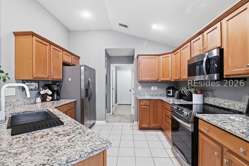 Welcome to this beautifully maintained one-story, 3-bedroom - photo 22