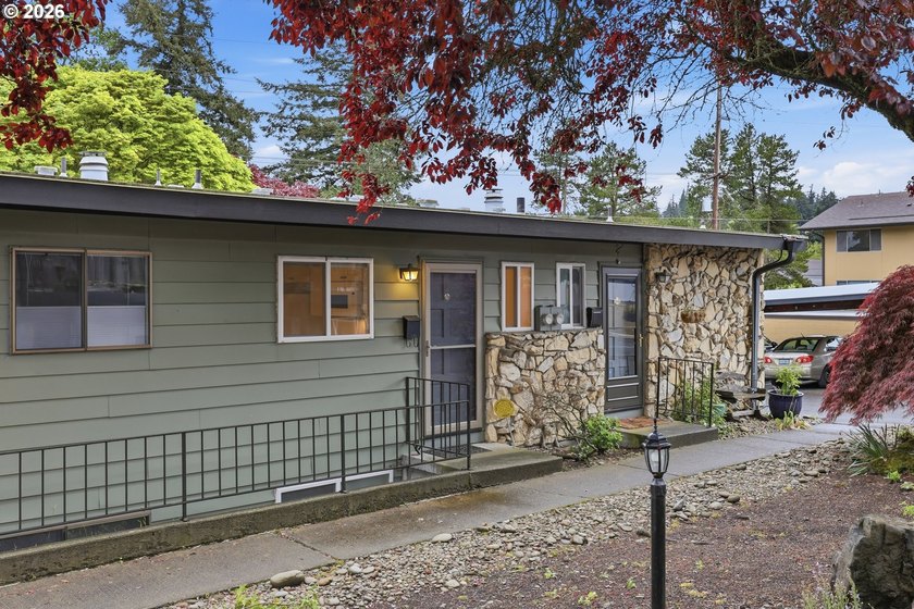 Historic Milwaukie Condo property sit on the Willamette River - photo 2
