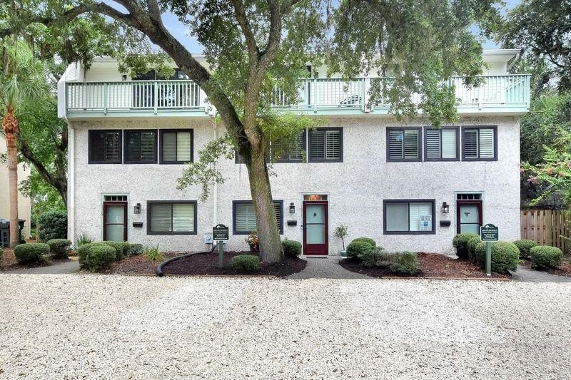 This beautifully furnished three-bedroom - photo 2