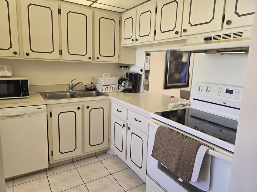 VILLA ON QUIET STREET, CONVERTIBLE FLOOR PLAN, WITH 2nd BEDROOM - photo 3