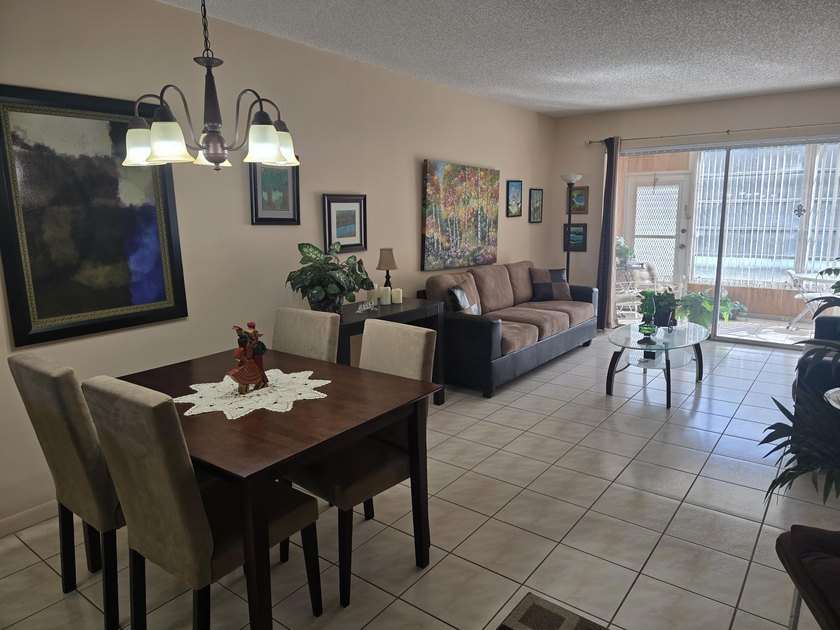 VILLA ON QUIET STREET, CONVERTIBLE FLOOR PLAN, WITH 2nd BEDROOM - photo 7