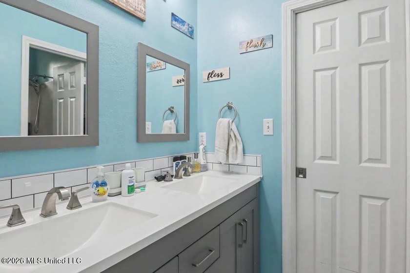 Beautiful home in the desirable Riverwalk Subdivision featuring - photo 26
