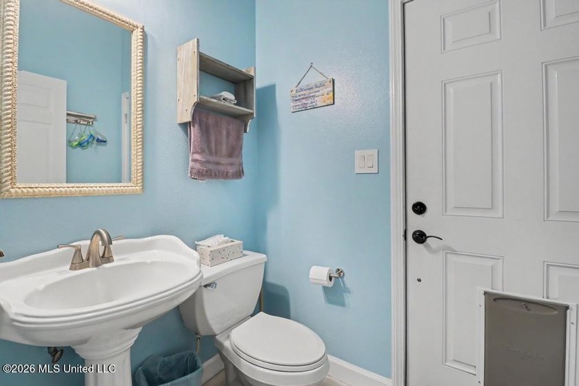 Beautiful home in the desirable Riverwalk Subdivision featuring - photo 29
