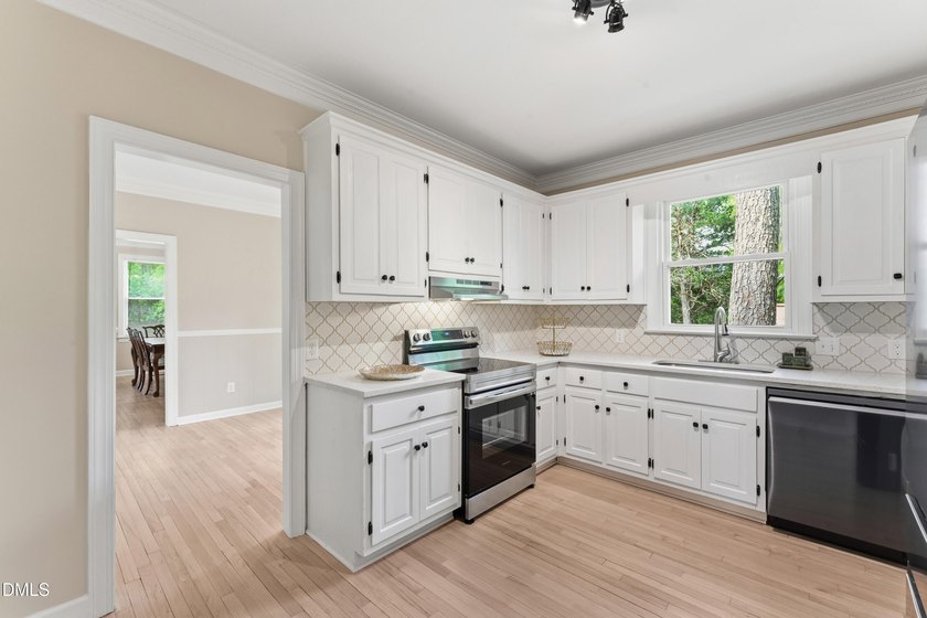 Welcome to this beautifully updated and spacious Colonial home - photo 6
