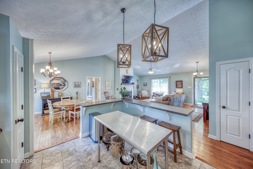 ONE LEVEL LIVING. Welcome to this beautifully maintained home - photo 11