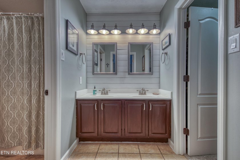 ONE LEVEL LIVING. Welcome to this beautifully maintained home - photo 14