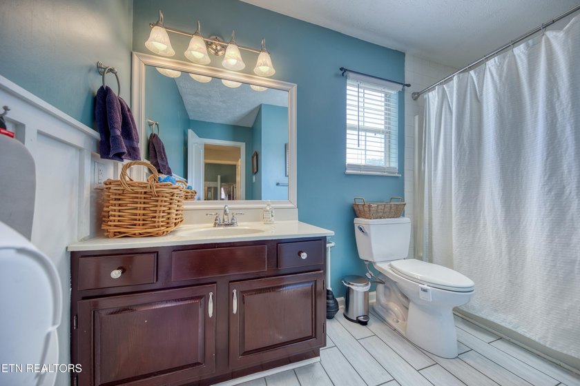 ONE LEVEL LIVING. Welcome to this beautifully maintained home - photo 15