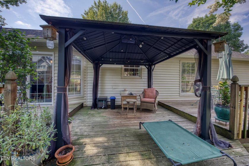 ONE LEVEL LIVING. Welcome to this beautifully maintained home - photo 18