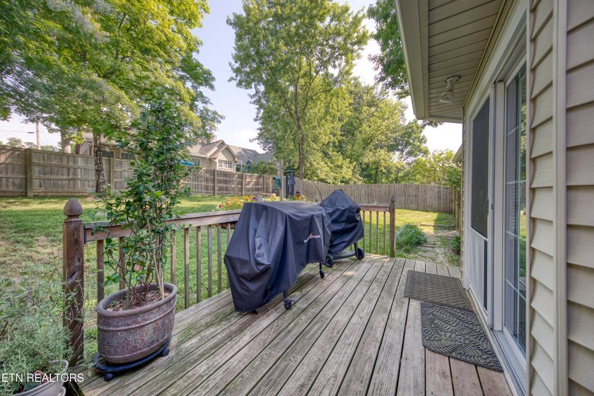 ONE LEVEL LIVING. Welcome to this beautifully maintained home - photo 19