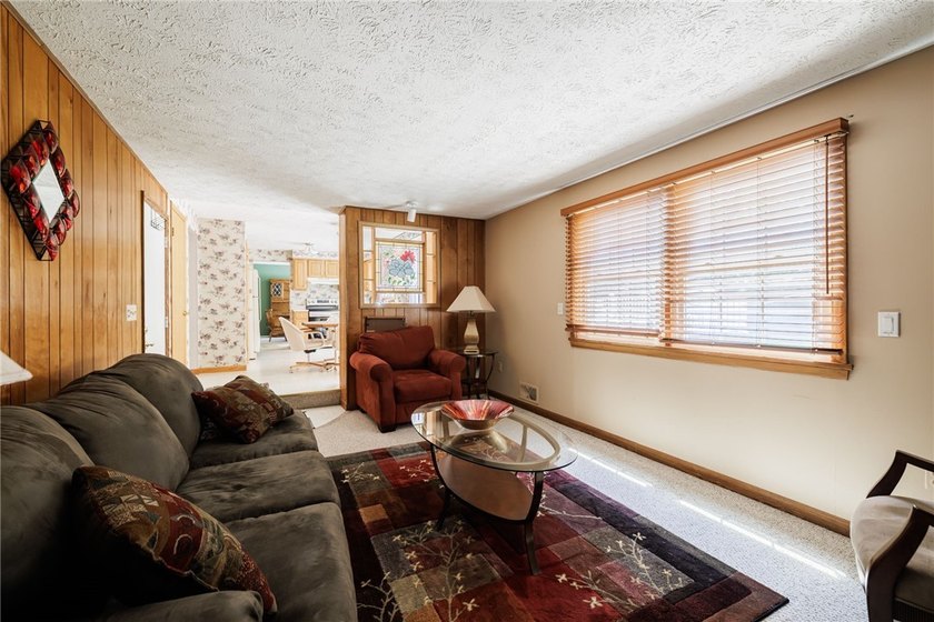 Welcome to this beautifully maintained 3-bedroom, 1.5-bath - photo 13
