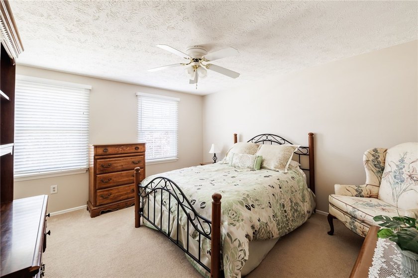 Welcome to this beautifully maintained 3-bedroom, 1.5-bath - photo 17