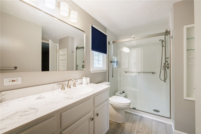 Welcome to this beautifully maintained 3-bedroom, 1.5-bath - photo 20