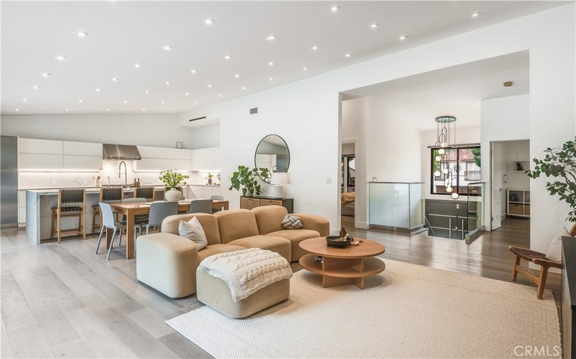 Contemporary elegance meets exceptional craftsmanship in this - photo 4