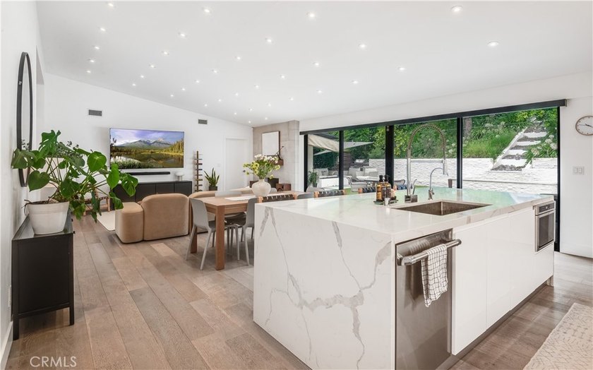 Contemporary elegance meets exceptional craftsmanship in this - photo 7