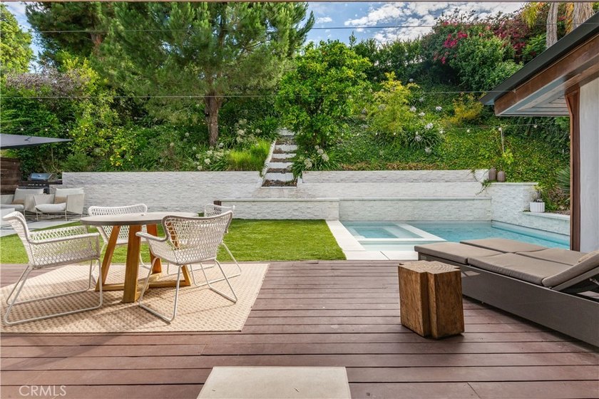 Contemporary elegance meets exceptional craftsmanship in this - photo 9
