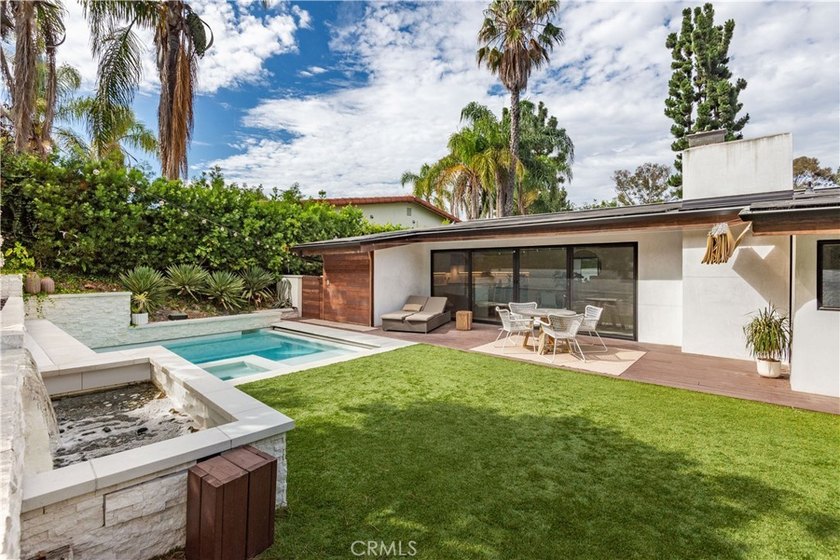 Contemporary elegance meets exceptional craftsmanship in this - photo 10