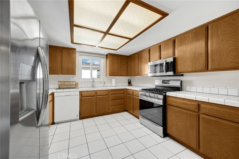 Incredible opportunity to own a beautiful 3-bedroom 3 bath - photo 4