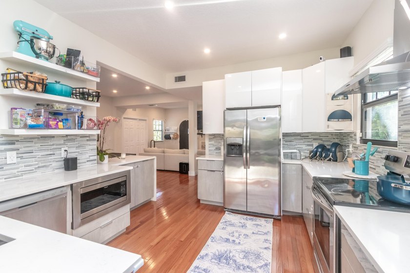 Fully rebuilt in 2021, this beautiful 3 bd/2.5 bath Spanish - photo 4