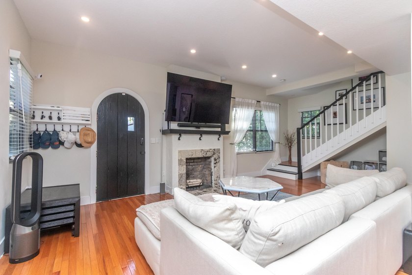 Fully rebuilt in 2021, this beautiful 3 bd/2.5 bath Spanish - photo 5