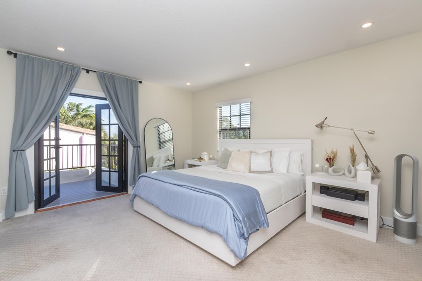 Fully rebuilt in 2021, this beautiful 3 bd/2.5 bath Spanish - photo 9