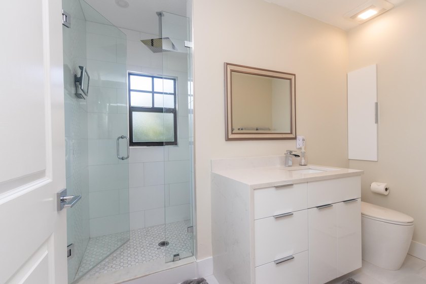 Fully rebuilt in 2021, this beautiful 3 bd/2.5 bath Spanish - photo 10