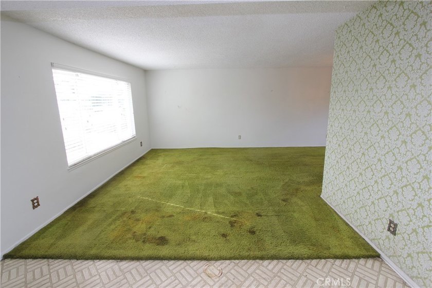 Discover the incredible potential of this spacious 4-bedroom - photo 4