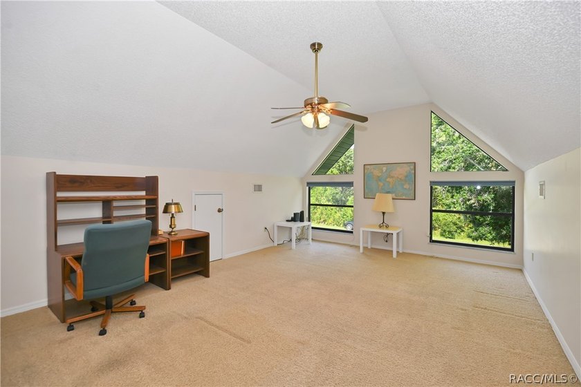 A MUST see... A rare find! This spacious charming 1986-built one - photo 11