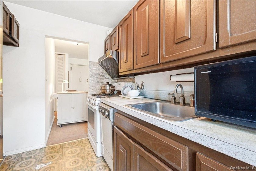 Affordable &amp; Pet-Friendly Forest Hills Coop with Easy Street - photo 14