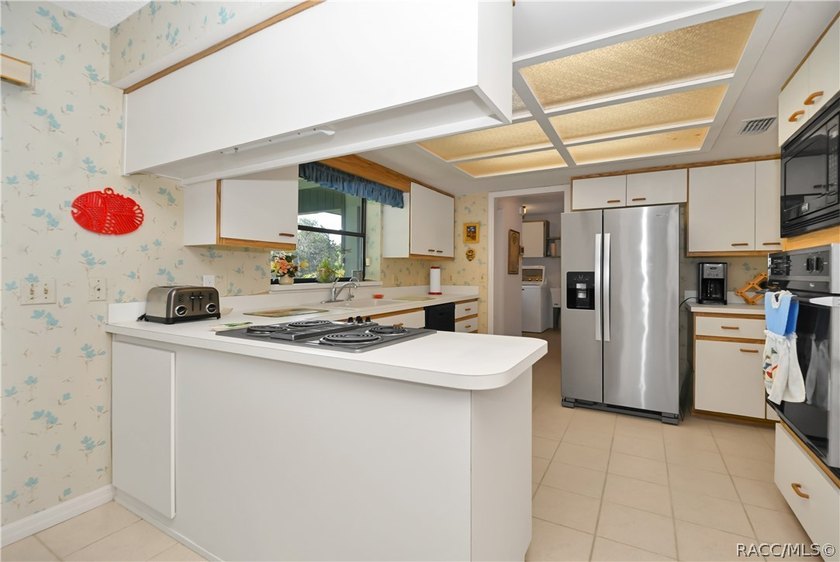 A MUST see... A rare find! This spacious charming 1986-built one - photo 14