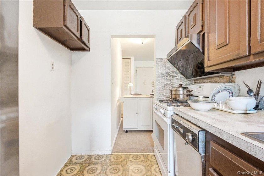 Affordable &amp; Pet-Friendly Forest Hills Coop with Easy Street - photo 15