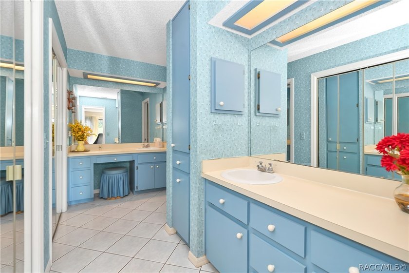 A MUST see... A rare find! This spacious charming 1986-built one - photo 18