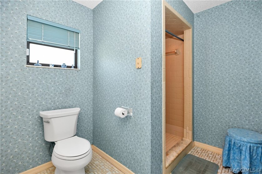 A MUST see... A rare find! This spacious charming 1986-built one - photo 19