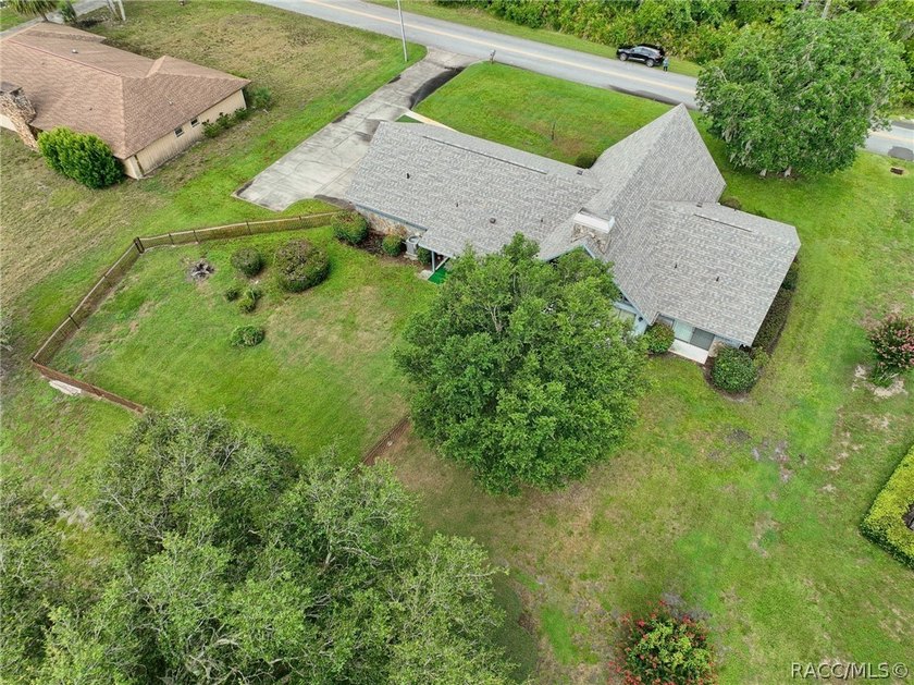 A MUST see... A rare find! This spacious charming 1986-built one - photo 31